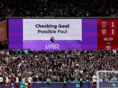 West Ham poprel, pretože najdôležitejšie incidenty VAR Premier League boli prehodnotené LED obrazovka zobrazuje správu VAR počas futbalového zápasu anglickej Premier League medzi West Ham United a Arsenalom na londýnskom štadióne vo východnom Londýne 10. mája 2026. (Foto: Adrian Dennis / AFP cez Getty Images) / POUŽITIE OBMEDZENÉ NA REDAKCIU. Nepoužívajte s nepovoleným zvukom, videom, údajmi, súpiskami zápasov, logami klubov/ligy alebo „živými“ službami. Online použitie v zápase je obmedzené na 120 obrázkov. Ďalších 40 obrázkov môže byť použitých v predĺžení. Nie emulácia videa. Používanie sociálnych médií počas zápasu je obmedzené na 120 obrázkov. Ďalších 40 obrázkov môže byť použitých v predĺžení. Nepoužívajte v publikáciách o stávkach, hrách alebo publikáciách pre jednotlivé kluby/ligy/hráčov. /