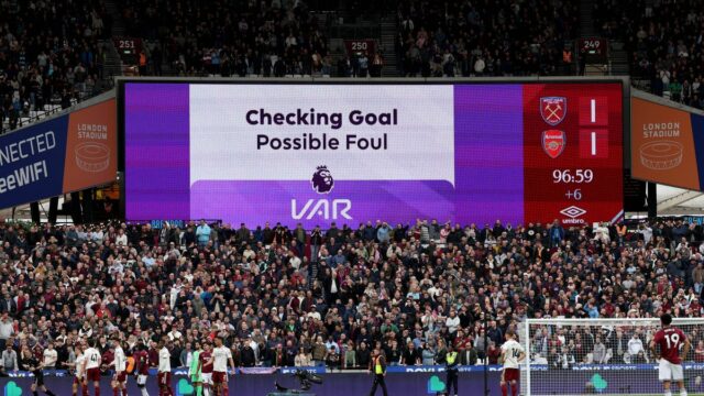 LED obrazovka zobrazuje správu VAR počas futbalového zápasu anglickej Premier League medzi West Ham United a Arsenalom na londýnskom štadióne vo východnom Londýne 10. mája 2026. (Foto: Adrian Dennis / AFP cez Getty Images) / POUŽITIE OBMEDZENÉ NA REDAKCIU. Nepoužívajte s nepovoleným zvukom, videom, údajmi, súpiskami zápasov, logami klubov/ligy alebo „živými“ službami. Online použitie v zápase je obmedzené na 120 obrázkov. Ďalších 40 obrázkov môže byť použitých v predĺžení. Nie emulácia videa. Používanie sociálnych médií počas zápasu je obmedzené na 120 obrázkov. Ďalších 40 obrázkov môže byť použitých v predĺžení. Nepoužívajte v publikáciách o stávkach, hrách alebo publikáciách pre jednotlivé kluby/ligy/hráčov. / 