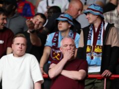 West Ham potrebuje láskavosť od Davida Moyesa v ironickom zvrate po zlom manažmente majiteľov Fanúšikovia West Hamu ukazujú svoju skľúčenosť