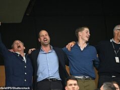 Williamova banda darebákov: Ako princ oslávil víťazstvo svojho tímu v pohári v spoločnosti svojich najstarších priateľov Zľava doprava: Ben Dawes, princ William, Jake van Cutsem, Edward van Cutsem