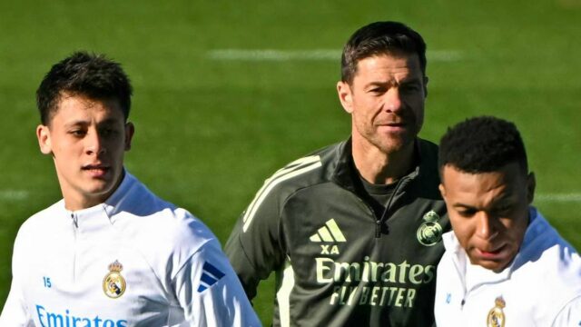 Turecký stredopoliar Realu Madrid č. 15 Arda Guler, španielsky tréner Realu Madrid Xabi Alonso, francúzsky útočník Realu Madrid č. 10 Kylian Mbappe, francúzsky stredopoliar Realu Madrid č. 14 Aurelien Tchouameni a spoluhráči sa zúčastňujú tréningu v predvečer svojej Ligy majstrov UEFA