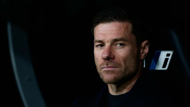 Xabi Alonso oznámil, že nový manažér Chelsea podpísal štvorročný kontrakt
