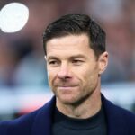 Xabi Alonso, manažér Realu Madrid, sleduje pred zápasom LaLiga EA Sports medzi Realom Madrid CF a Realom Betis Balompié na Estadio Santiago Bernabeu 4. januára 2026 v Madride v Španielsku.