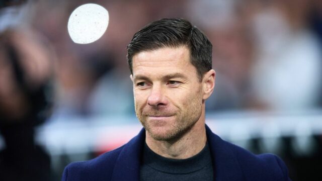Xabi Alonso, manažér Realu Madrid, sleduje pred zápasom LaLiga EA Sports medzi Realom Madrid CF a Realom Betis Balompié na Estadio Santiago Bernabeu 4. januára 2026 v Madride v Španielsku.