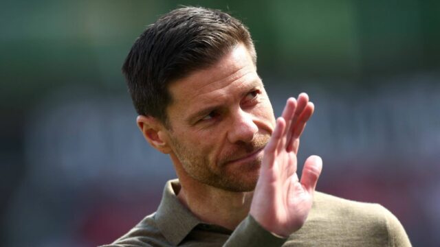 LEVERKUSEN, NEMECKO - 26. apríla: Xabi Alonso, hlavný tréner Bayeru 04 Leverkusen, mával pred zápasom Bundesligy medzi Bayerom 04 Leverkusen a FC Augsburg v BayArena 26. apríla 2025 v nemeckom Leverkusene. (Foto: Lars Baron/Getty Images)