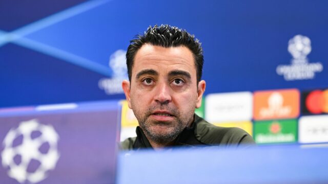 Xavi hovorí na konferencii