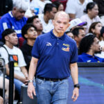 Tréner Rain or Shine Yeng Guiao vs Barangay Ginebra PBA semifinále