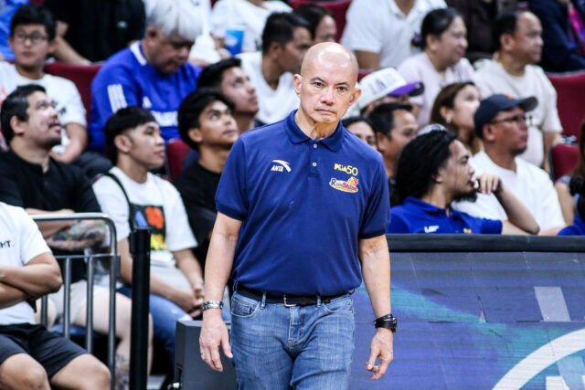 Tréner Rain or Shine Yeng Guiao vs Barangay Ginebra PBA semifinále