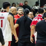 Guvernér tímu Barangay Ginebra Alfrancis Chua a tréner Rain or Shine Elasto Painters Yeng Guiao si vymenili slová na konci 4. zápasu semifinále PBA Commissioner's Cup 2026.