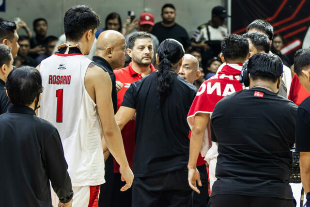 Guvernér tímu Barangay Ginebra Alfrancis Chua a tréner Rain or Shine Elasto Painters Yeng Guiao si vymenili slová na konci 4. zápasu semifinále PBA Commissioner's Cup 2026.