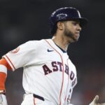 30. mája 2026; Houston, Texas, USA; Houston Astros shortstop Jeremy Pena (3) beží do prvej základne na singli počas piatej smeny proti Milwaukee Brewers v Daikin Park. Povinný kredit: Troy Taormina-Imagn Images