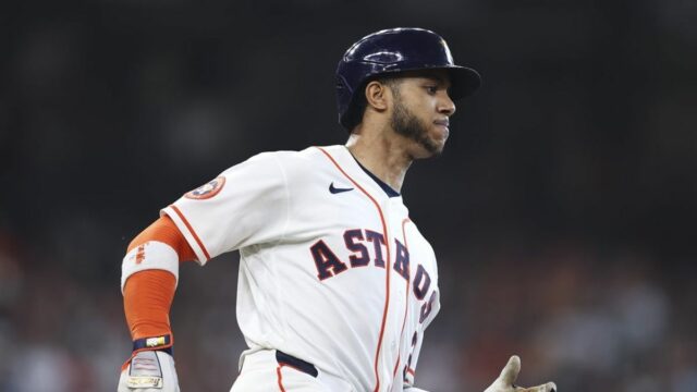 30. mája 2026; Houston, Texas, USA; Houston Astros shortstop Jeremy Pena (3) beží do prvej základne na singli počas piatej smeny proti Milwaukee Brewers v Daikin Park. Povinný kredit: Troy Taormina-Imagn Images