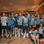 Hráči Arsenalu sledujú, ako Manchester City v utorok večer stráca body a odovzdávajú im titul v Premier League