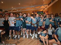 Zabudnite na ‚Set Piece FC‘, Arsenal vyhral titul bez ‚115 poplatkov‘ číhajúcich na okrajoch ako Man City, bez toho, aby si kúpil vlastný ženský tím ako Chelsea, bez petrodolárov za sebou. To treba osláviť, píše IAN HERBERT Hráči Arsenalu sledujú, ako Manchester City v utorok večer stráca body a odovzdávajú im titul v Premier League