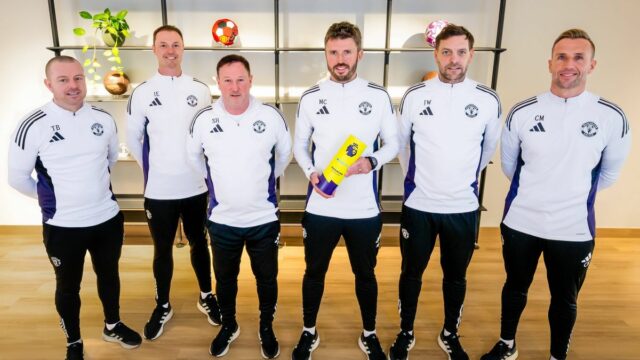 Michael Carrick a jeho zákulisný personál Manchestru United
