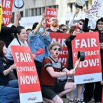 Zástancovia bezdomovcov, hoteloví pracovníci protestujú pred kongresom FIFA vo Vancouveri