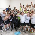 Víťazný tím Edinburghu City oslavuje víťazstvo v druhej lige