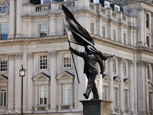 Zdá sa, že nová socha Banksyho zobrazuje politika zaslepeného vlastnou vlajkou | Umenie a kultúra
