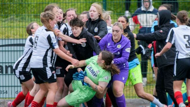 Ženský futbalový zápas upadá do chaosu, pretože vyrovnávajúci gól na Úradníci to vyšetrujú