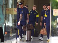 Zlomené hviezdy Arsenalu opúšťajú tímový hotel v Budapešti niekoľko hodín po brutálnej porážke vo finále Ligy majstrov v penaltovom rozstrele proti PSG Gabriel (vľavo) pri odchode z tímového hotela po prehre v Lige majstrov hľadel na zem