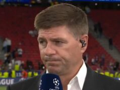 Zmätený Steven Gerrard nezadrží penaltu Eberechiho Ezeho proti PSG Eberechi Eze z Arsenalu
