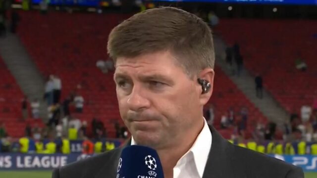 Zmätený Steven Gerrard nezadrží penaltu Eberechiho Ezeho proti PSG Eberechi Eze z Arsenalu