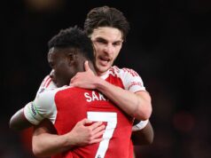 Zmena dresu Arsenalu bola okamžite potvrdená kvôli pravidlu Premier League pre šampiónov Declan Rice a Bukayo Saka z Arsenalu