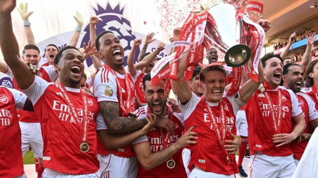 Zmena pravidiel prestupu Premier League príde v budúcej sezóne s Kapitán Arsenalu Martin Odegaard zdvihol nad hlavu trofej Premier League, keď (L) Jurrien Timber, (2. L) Gabriel Magalhaes, (3. L) Mikel Merino a (R) Declan Rice oslavujú po zápase Premier League medzi Crystal Palace a Arsenalom.
