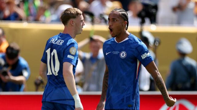 Dvojica Chelsea Cole Palmer a Joao Pedro oslavujú