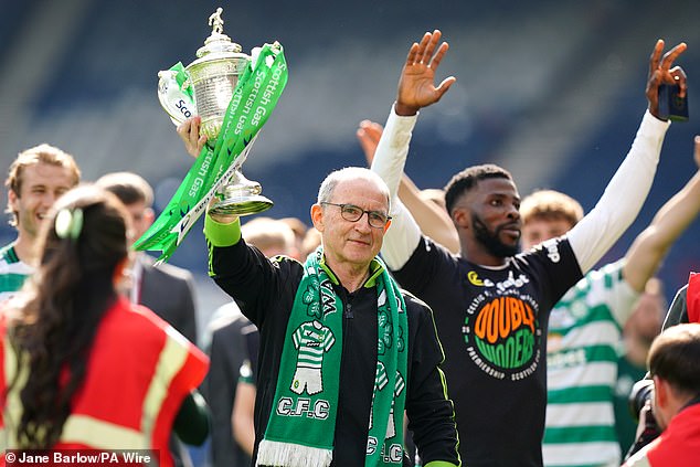 Zostať s Martinom O'Neillom by bolo pre Celtic vecou pohodlnosti... Martin O'Neill dostal do rúk Škótsky pohár po skompletizovaní pozoruhodného double