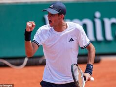 Zoznámte sa s NOVÝM Rafaelom Nadalom: Španielsky tínedžerský menovec privádza fanúšikov French Open do šialenstva v päťsetovom epose – a prečo je už teraz „majstrom antuky“ Rafael Jodar bol pri piatkovom piatkovom víťazstve na French Open povzbudzovaný do bodky