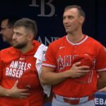 Nadhadzovač Los Angeles Angels Brent Suter bol vyhodený za „zápas s národnou hymnou“