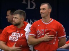 Zúrivosť fanúšikov, keď sú tri hviezdy MLB vyhodené za zmätené gesto národnej hymny pred začiatkom ich hry Nadhadzovač Los Angeles Angels Brent Suter bol vyhodený za „zápas s národnou hymnou“