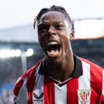 Obrázok cez Atletický klub. Valverde objíma Nica Williamsa.