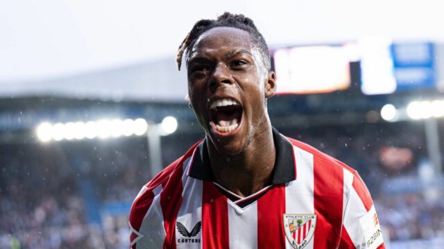 Obrázok cez Atletický klub. Valverde objíma Nica Williamsa.