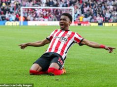 „Amad Diallo bol pre Sunderland kúzlom. „Práve sme mu dali loptu a nechali ho tancovať.“ Bývalý šéf krídelníka Man United TONY MOWBRAY na svojom chrániči, keď sa vracia na Stadium of Light Sunderland pomohol oživiť kariéru Amada Dialla v roku 2022 predtým, ako sa vrátil do Man United