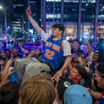 Fanúšikovia New Yorku oslavujú po tom, čo sa Knicks dostane do finále NBA
