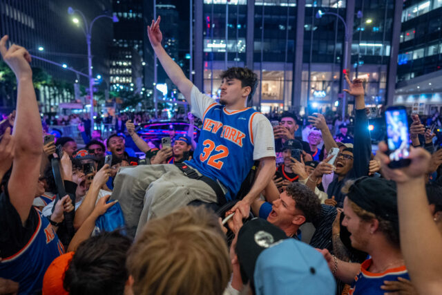 Fanúšikovia New Yorku oslavujú po tom, čo sa Knicks dostane do finále NBA