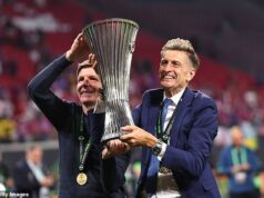 „Dobrí chlapci VYHRAJÚ“: Majiteľ Crystal Palace Steve Parish má za cieľ brutálne kopať do Nottingham Forest a UEFA, zatiaľ čo Eagles stúpajú k sláve Conference League po vypadnutí z Európskej ligy Predseda Crystal Palace Steve Parish (vpravo) zamieril na Nottingham Forest po tom, čo jeho tím vyhral Conference League