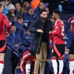 Amad Diallo z Manchestru United prichádza na štadión pred zápasom Premier League medzi Manchestrom United a Liverpoolom na Old Trafford.