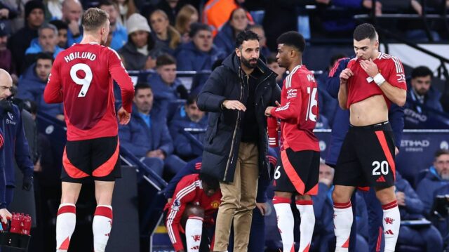 Amad Diallo z Manchestru United prichádza na štadión pred zápasom Premier League medzi Manchestrom United a Liverpoolom na Old Trafford.