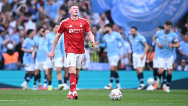Erling Haaland z Manchestru City spolupracuje s Elliotom Andersonom z Nottingham Forest 