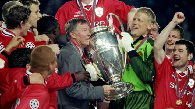 Peter Schmeichel v centre osláv Ligy majstrov 1999