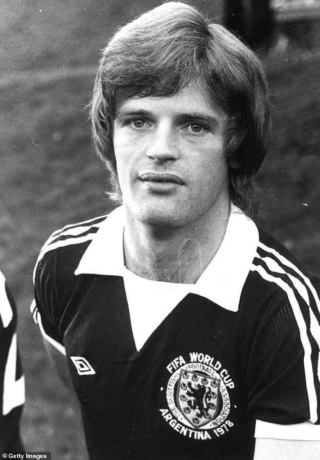 „Miloval majstrovstvá sveta vo futbale a podporoval by kohokoľvek okrem Hayley McQueen otvorila svoje spomienky na majstrovstvá sveta a svojho zosnulého otca Gordona (na snímke z roku 1978 pred tohtoročným turnajom, keď musel odletieť domov pre zranenie)