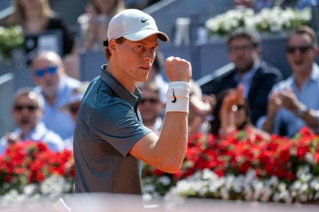 26. apríla 2026, Madrid, Madrid, Španielsko: Talian Jannik Sinner hrá proti Elmerovi Mollerovi z Dánska počas turnaja Mutua Madrid Open 2026, ATP, Tennis Herren Masters 1000 a WTA, Tennis Damen 1000, v La Caja Magica 26. apríla 2026 v Madride v Španielsku. Madrid Španielsko – ZUMAa181 20260426_zaa_a181_317 Copyright: xOscarxJ.xBarrosox