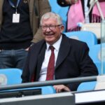 „Nudný tím, ktorý nerobil nič iné, len bránil“ – Sir Alex Ferguson sa dostal do Arsenalu v blahoželaní prezidentovi PSG Nasserovi Al-Khelaïfimu