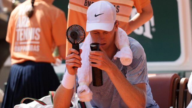 „Podivný“ kolaps French Open Jannika Sinnera zaskočil tenisové legendy
