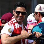 Mikel Arteta, manažér Arsenalu, reaguje na otvorenom autobuse počas Arsenal Trophy Parade
