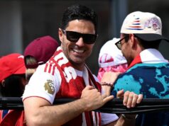 10 hráčov už opustilo Arsenal v hromadnom exode – a ďalší dvaja by mohli nasledovať Mikel Arteta, manažér Arsenalu, reaguje na otvorenom autobuse počas Arsenal Trophy Parade