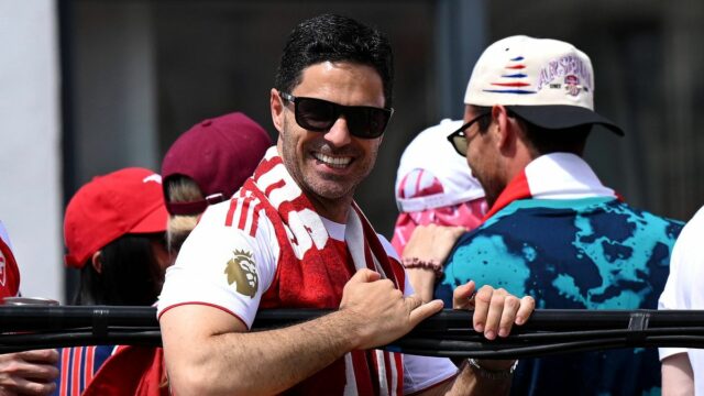 Mikel Arteta, manažér Arsenalu, reaguje na otvorenom autobuse počas Arsenal Trophy Parade